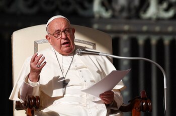 El papa Francisco habla durante la audiencia general semanal en la Plaza de San Pedro, en el Vaticano, el 30 de octubre de 2024. REUTERS/Guglielmo Mangiapane
