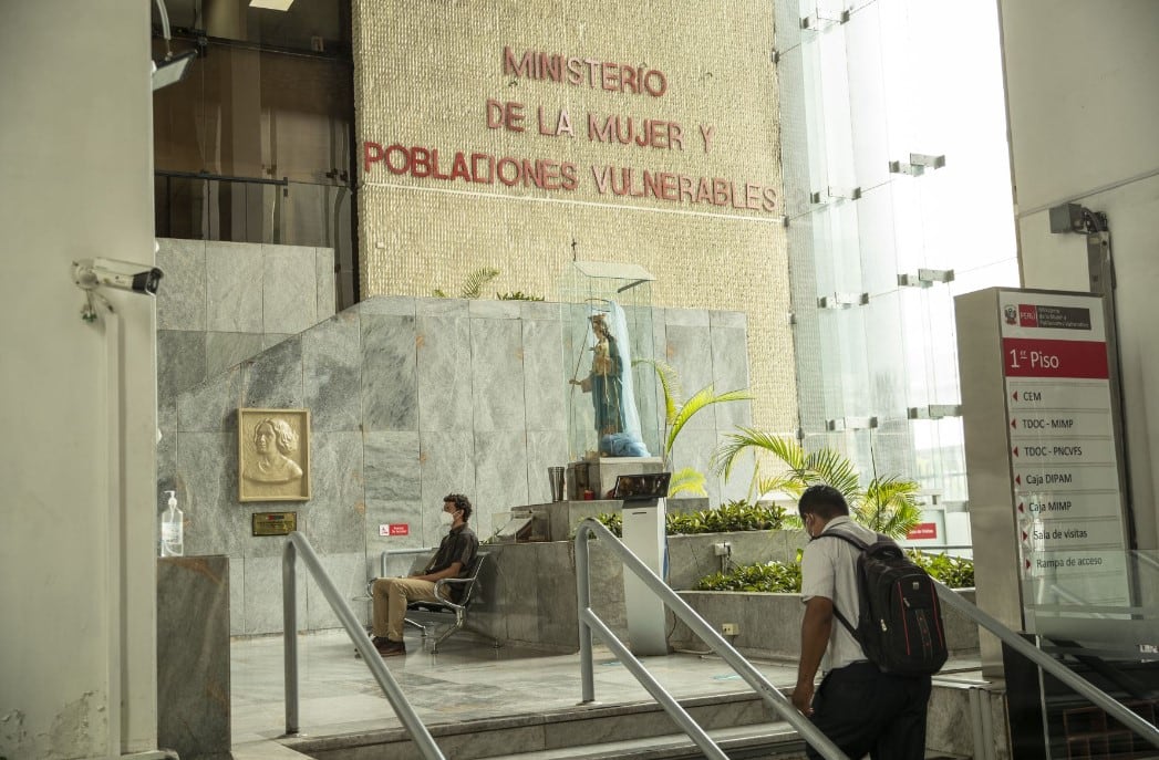 La Línea 100 y el Chat 100 permite que las víctimas de violencia puedan obtener ayuda de forma anónima y las 24 horas del día - crédito Andina