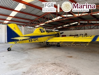 FGR y Marina aseguraron una avioneta, casi 9 mil litros de combustibles, armas y 61 vehículos durante un cateo en Champotón, Campeche. (Cortesía)