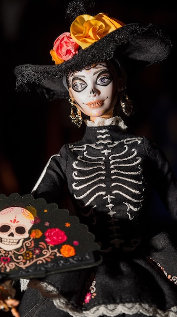 Los detalles en el maquillaje facial de calavera, los aretes dorados y el bordado de tórax solo están disponibles en la versión premium.