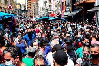 Transeúntes caminan por una vía