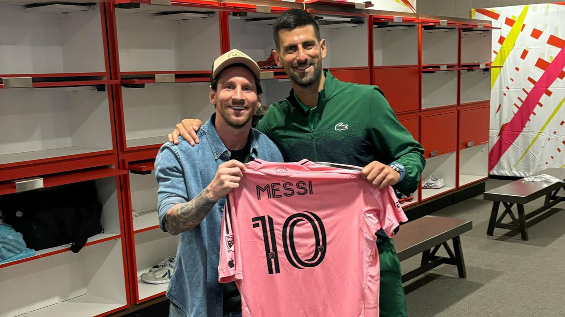 Messi le obsequió una camiseta del Inter Miami a Djokovic el año pasado (@DjokerNole)