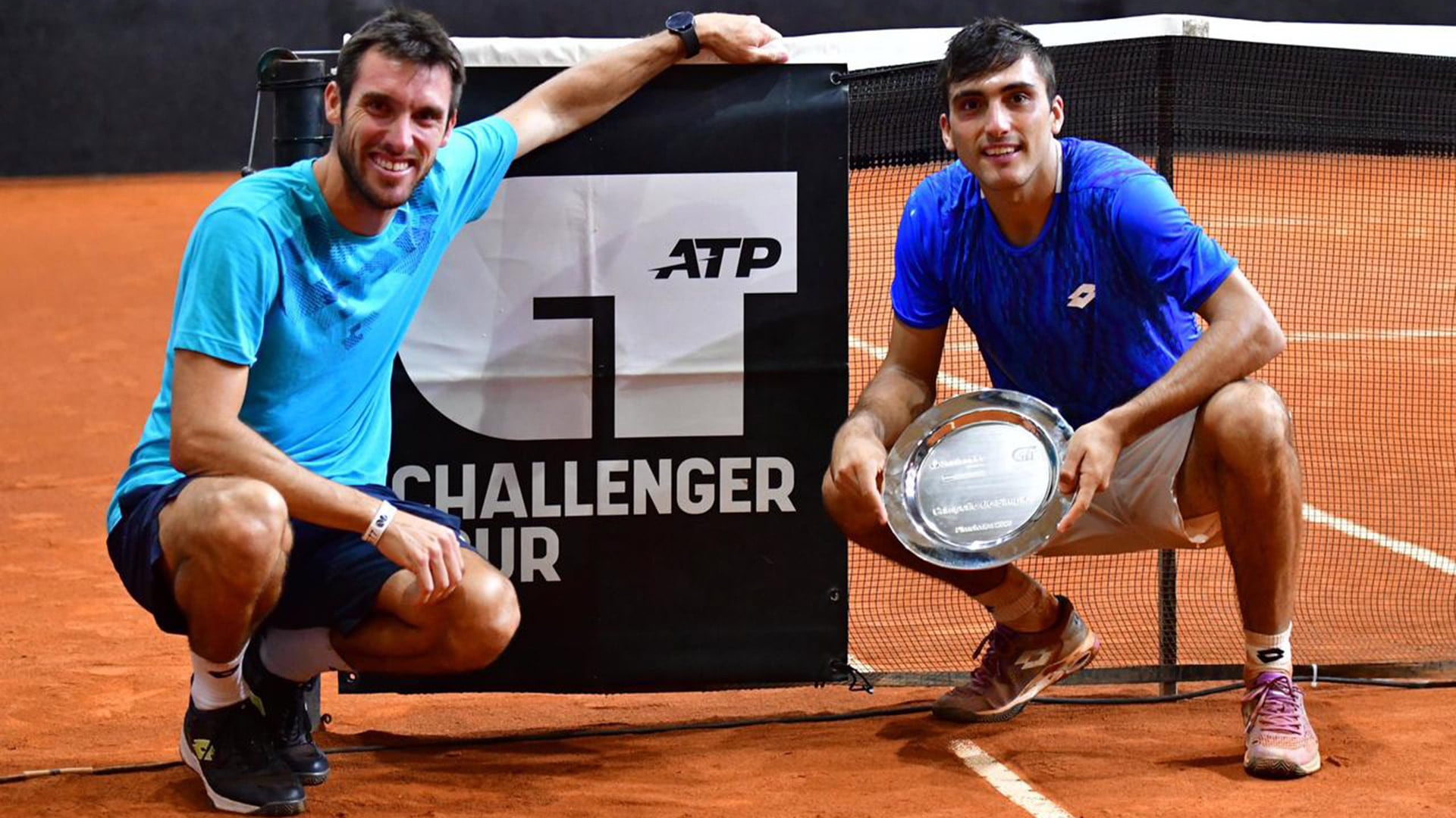 Román Burruchaga junto a su entrenador Leo Mayer posando con el trofeo del Challenger de Piracicaba