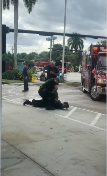 Una mujer fue esposada en el lugar (Captura de video)
