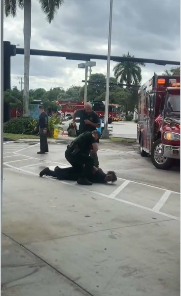 Una mujer fue esposada en el lugar (Captura de video)
