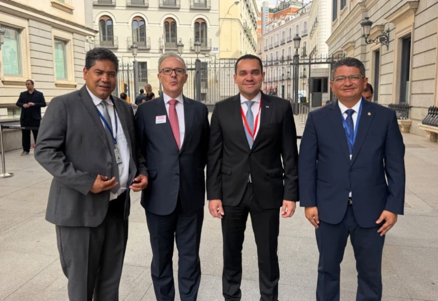 Carlos Ledezma, secretario del Congreso Nacional, acompañó al titular del Legislativo durante la visita. (Foto: Cortesía)