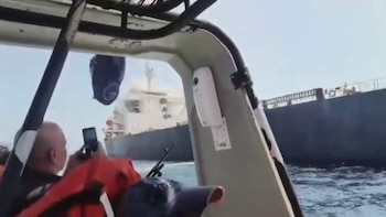 Los videos que muestran cómo quedó el buque tras el ataque que dejó un muerto en el estrecho de Ormuz
