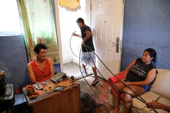 Un hombre con mangueras para