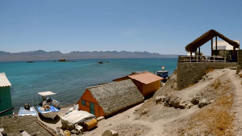 Entre el mar y las rocas, los habitantes de El Pardito mantienen un estilo de vida único que ha pasado de generación en generación (crédito Youtube @LeonardoGonzalezPhoto)