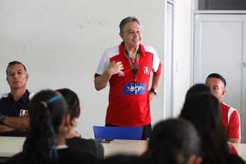 Antonio Rizola conversando con la preselección nacional sub 19 de vóley.
