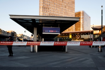 Un agente de policía hace