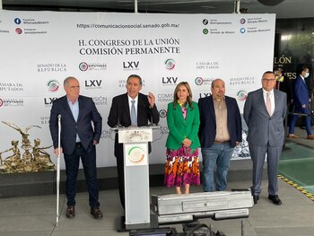 Los diputados ofrecieron conferencia de