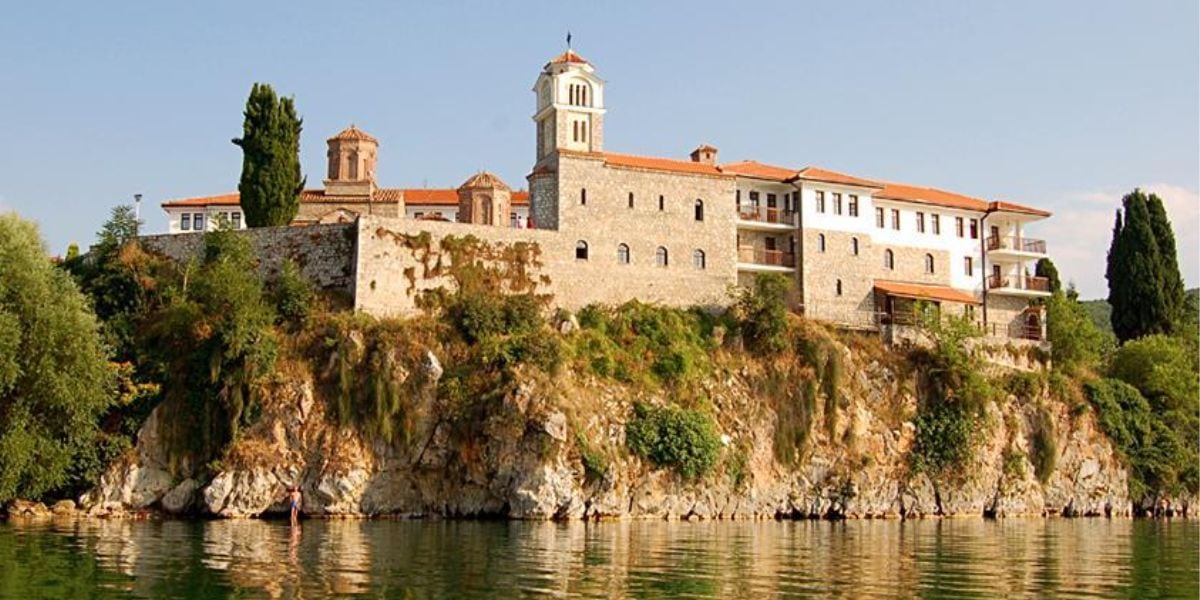 Monasterios como el Sveti Naum muestran la riqueza cultural y espiritual de Macedonia del Norte (Wikipedia)