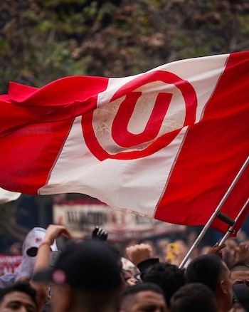 Hinchas de Universitario realizan banderazo en concentración del equipo antes de partir a La Victoria.
