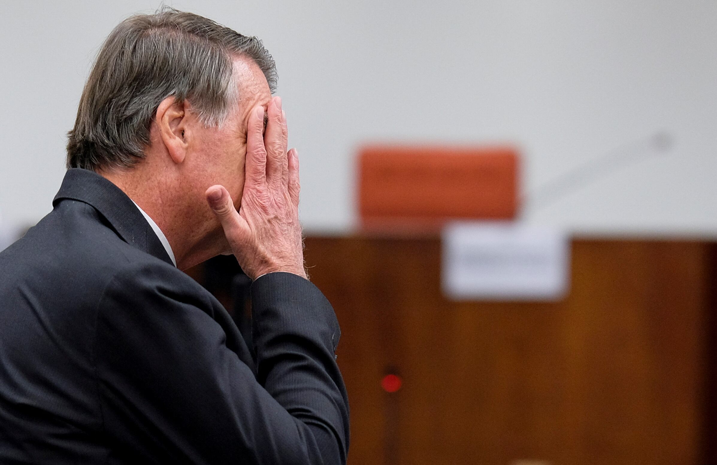 El ex presidente brasileño Jair Bolsonaro reacciona mientras asiste al juicio de la Corte Suprema de Brasil por un presunto intento de golpe de Estado en Brasilia, Brasil, el 10 de junio de 2025 (REUTERS/Diego Herculano)