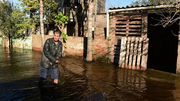 Un hombre camina por una
