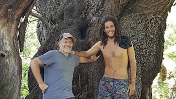 Risas, cortes y mucha complicidad: así fue la visita de Julián Weich y su hijo a la peluquería
