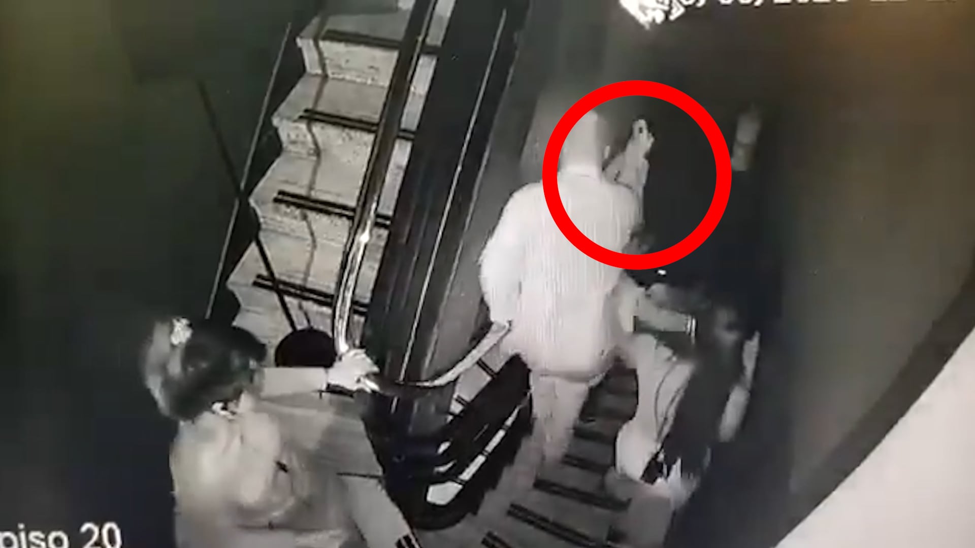 El momento en que la toma del brazo (Captura de video)