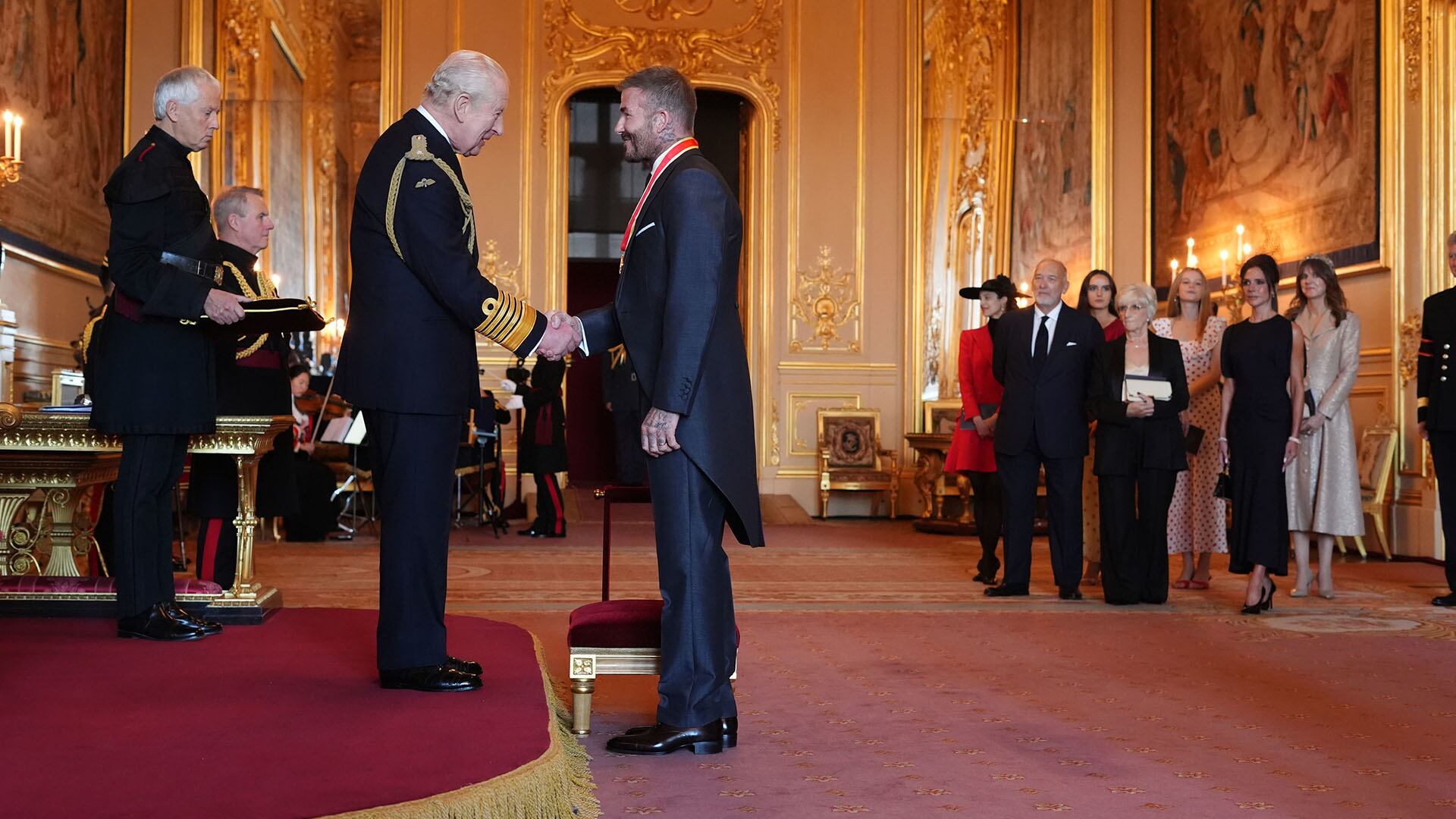 David Beckham recibió el título de Caballero en manos del rey Carlos III en el Castillo de Windsor, Inglaterra (Jonathan Brady/PA via AP)