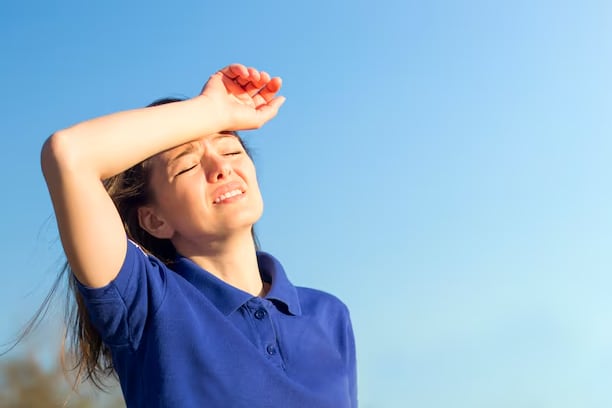 Pacientes de distintos países relatan cómo los cambios bruscos de clima y la variabilidad ambiental alteran su vida cotidiana y su salud (Freepik)