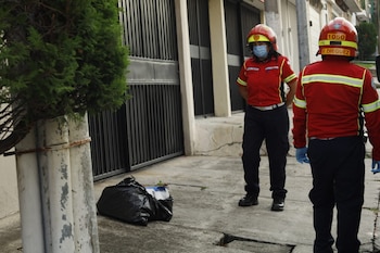 Un recién nacido es hallado muerto en una bolsa en la zona 11 de Ciudad de Guatemala. (Cortesía: Bomberos Municipales)