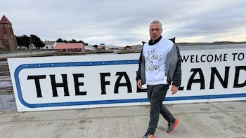 El relato de un veterano de Malvinas que volvió 44 años después: hizo flamear la bandera y cumplió una promesa