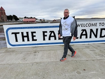 Canitrot llevó una remera con la frase "Las Malvinas son argentinas", que recuerda el triunfo de la Selección Argentina ante Inglaterra en el último Mundial (@educanitrot)