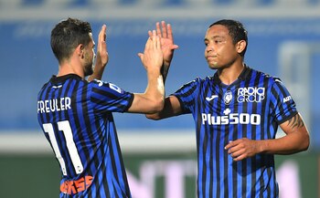 Soccer Football - Serie A - Atalanta v Bologna - Stadio Atleti Azzurri, Bergamo, Italy - April 25, 2021 Atalanta's Luis Muriel celebrates scoring their second goal with Remo Freuler REUTERS/Daniele Mascolo