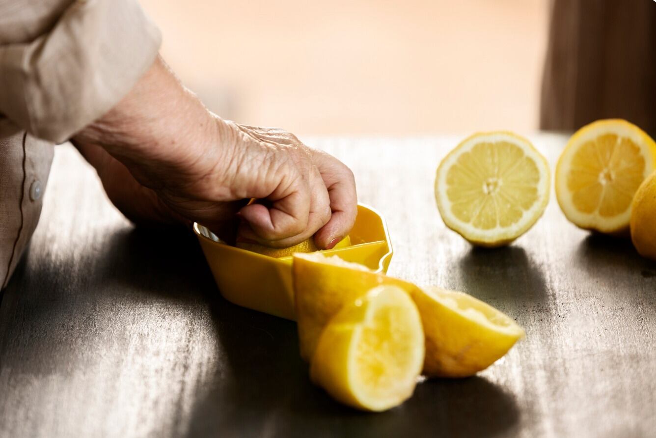 El jugo de limón actúa como espesante natural al mezclarse con la leche condensada, logrando una textura cremosa y aireada. (Freepik)