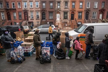 Filas para recibir alimentos gratis