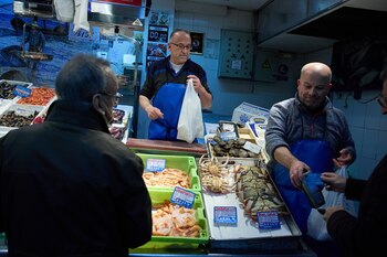 Una pescadería en un mercado