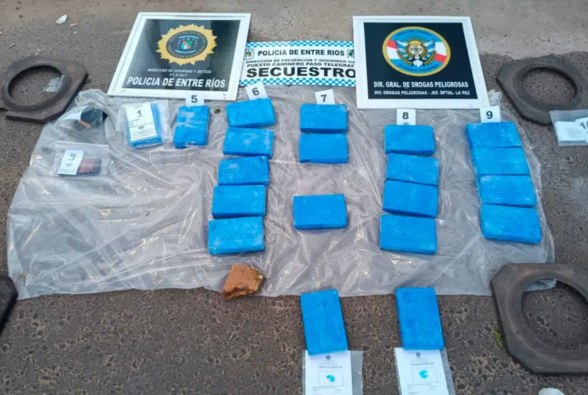 Los paquetes de droga secuestrados por la Policía de Entre Ríos permanecen exhibidos con marcadores numéricos en el puesto caminero Paso Telégrafo. (Ahora El Día)