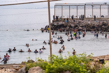 Migrantes intentan cruzar de Marruecos al territorio español de Ceuta, el viernes 31 de julio de 2026. (AP Foto/Antonio Sempere)