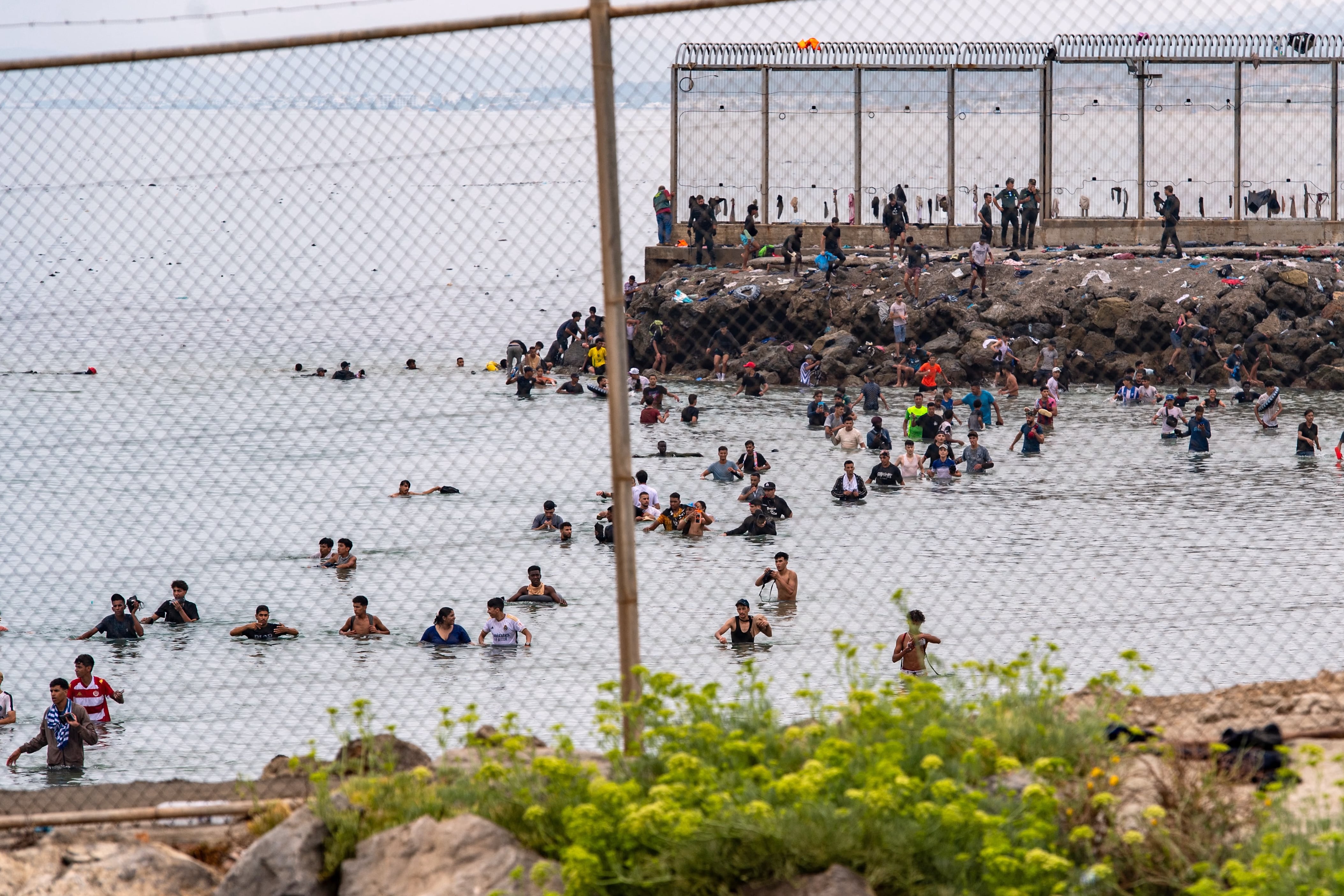 Migrantes intentan cruzar de Marruecos al territorio español de Ceuta, el viernes 31 de julio de 2026. (AP Foto/Antonio Sempere)