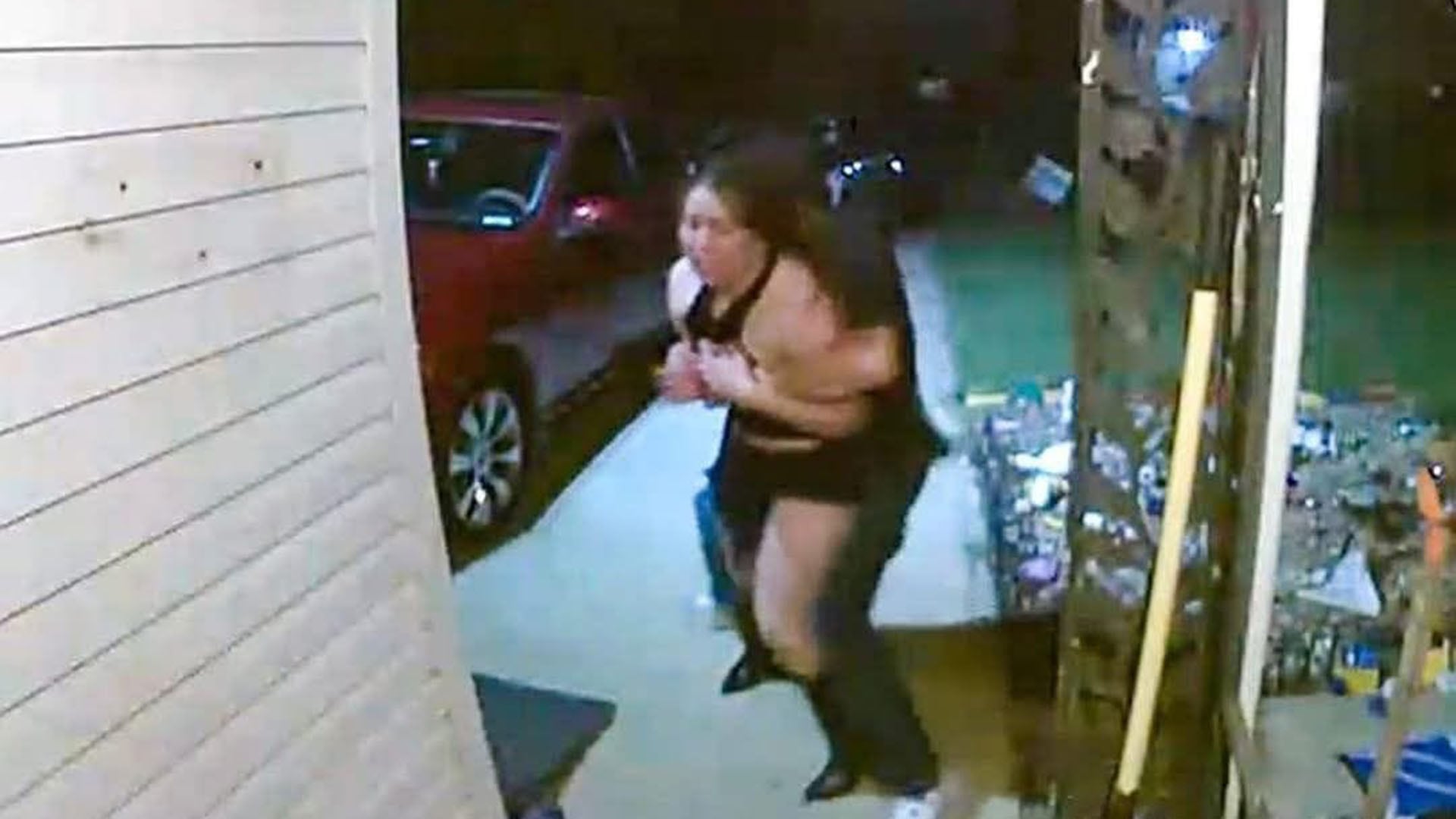 El momento en que la víctima es raptada por los secuestradores de un centro de estética.