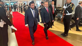 En representación del Presidente de la República de El Salvador, Nayib Bukele, el Vicepresidente Félix Ulloa, viajó a Panamá, para asistir a la Cumbre de Jefes de Estado y de Gobierno convocada con motivo del Bicentenario del Congreso Anfictiónico de 1826, impulsado por el Libertador Simón Bolívar. Fue recibido por el Director General de Protocolo y Ceremonial del Estado de la Cancillería Panameña, Francisco Torres.