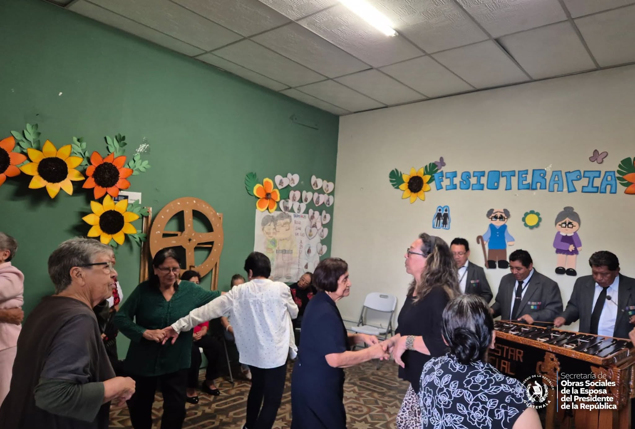 Un grupo de personas mayores baila al ritmo de la marimba durante un encuentro recreativo organizado por la Secretaría de Obras Sociales en Guatemala. (SOSEP Guatemala)