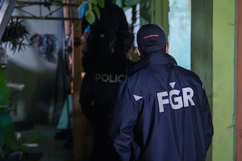 Agentes de la Fiscalía General de la República y la Policía participan en los allanamientos realizados en Zacatecoluca, en el operativo contra el fraude informático (Cortesía FGR).