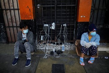 Dos personas esperan en una