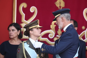 Felipe VI y la princesa Leonor durante el acto solemne de homenaje a la bandera nacional y desfile militar por el 12 de Octubre. (Eduardo Parra/Europa Press)