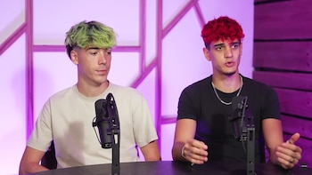 Álex (@Alextiis), a la izquierda, y Hugo (@chuster_yt), a la derecha, durante un episodio del 'podcast' de Delox 'Sin miedo al éxito' (Sin Miedo al Éxito/Youtube)