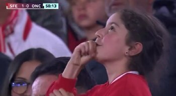 La pequeña hincha de Santa