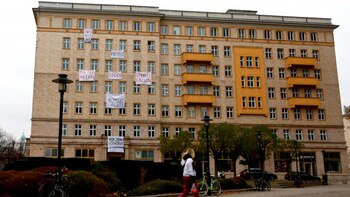 Carteles sobre la avenida Karl