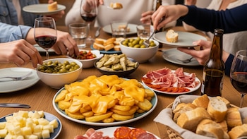Receta de papas españolas con queso cheddar, rápida y fácil