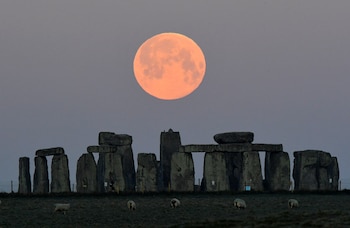 Gerald Hawkins utilizó una computadora IBM en la década de 1960 para sostener que Stonehenge funcionaba como un calculador astronómico - REUTERS/Toby Melville