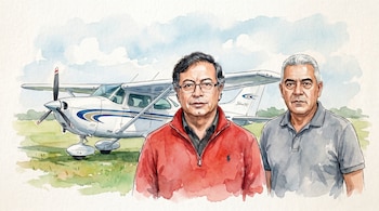 Ilustración en acuarela de Gustavo Petro con gafas y suéter rojo junto a Diego Marín con camisa gris. Detrás de ellos, una avioneta en un campo.