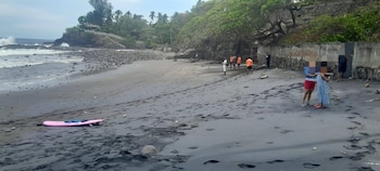 Tres personas fueron arrastradas por la corriente en la playa El Zonte y el Sistema Nacional de Protección Civil las sacó del agua. (Cortesía: Cruz Vede Majahual)