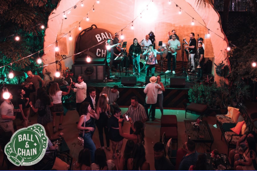 El cierre del primer Ball & Chain se precipitó en enero de 1957 tras la contratación de Count Basie para una serie de presentaciones (Ball & Chain).