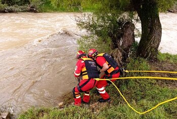 Bomberos continúan con labores de