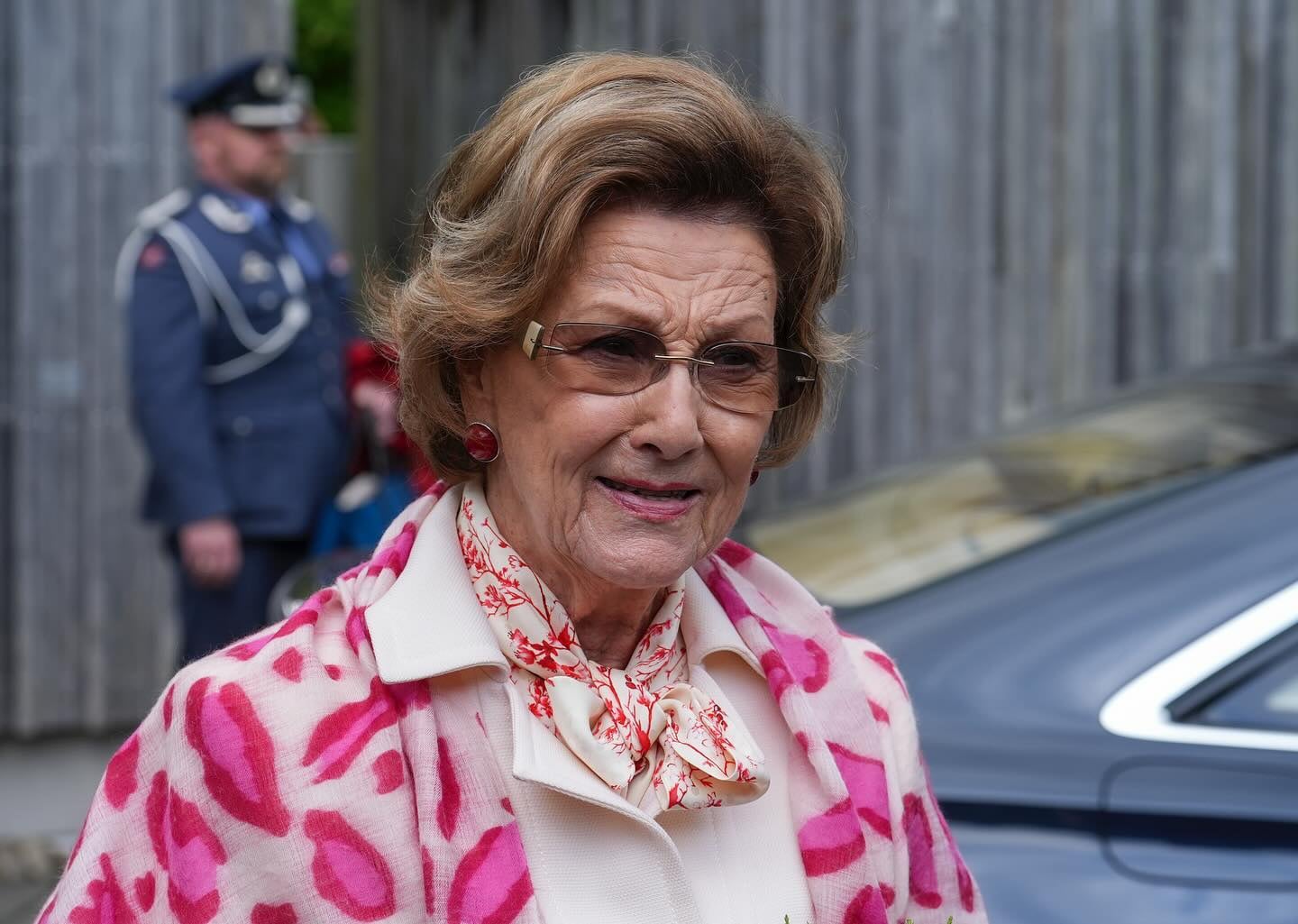 La reina Sonia de Noruega se pone el mono de trabajo para moldear y pintar dos vasijas de 400 kilos: así fue su intenso mes en taller antes de ir a Málaga